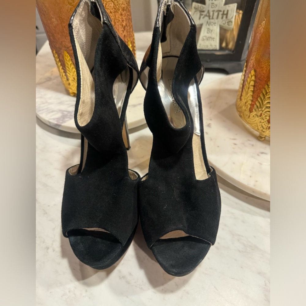 MICHAEL KORS HEEL SIZE: 9 M